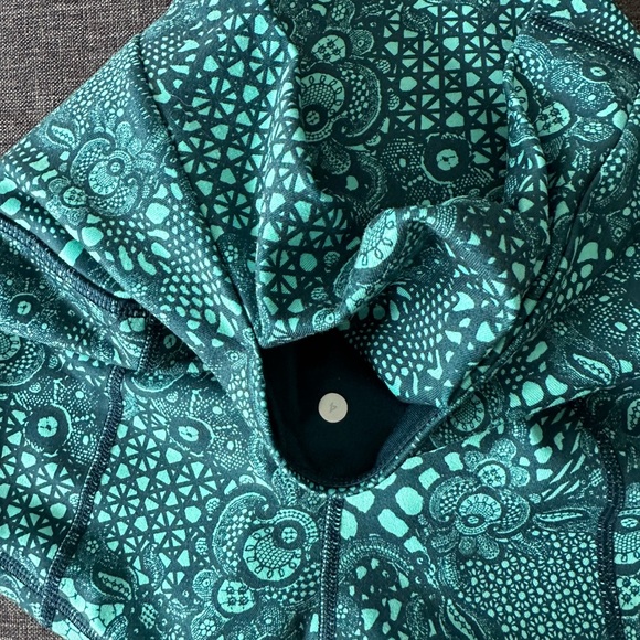 Lululemon shorts- worn once size 4 - Picture 3 of 3